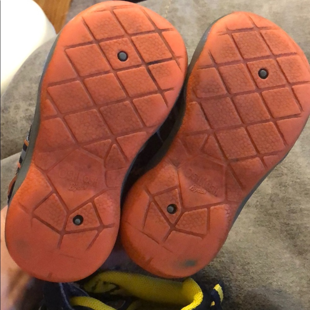 OshKosh boy’s tennis shoes size 6 4 for $12 - Picture 5 of 5